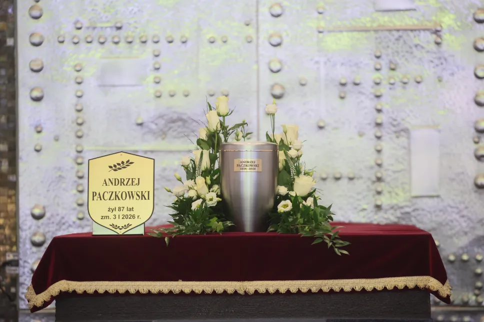 Uroczystości pogrzebowe historyka, naukowca, wykładowcy akademickiego i alpinisty, profesora nauk humanistycznych Andrzeja Paczkowskiego na Cmentarzu Wojskowym na Powązkach w Warszawie. Fot. PAP/Leszek Szymański