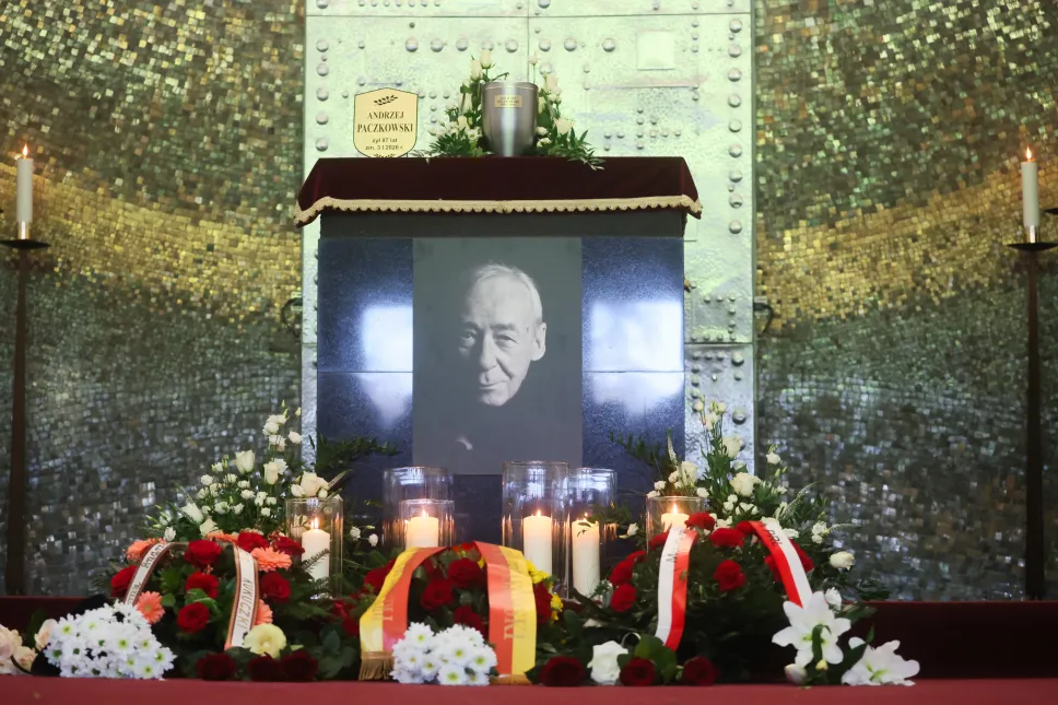Uroczystości pogrzebowe historyka, naukowca, wykładowcy akademickiego i alpinisty, profesora nauk humanistycznych Andrzeja Paczkowskiego na Cmentarzu Wojskowym na Powązkach w Warszawie. Fot. PAP/Leszek Szymański