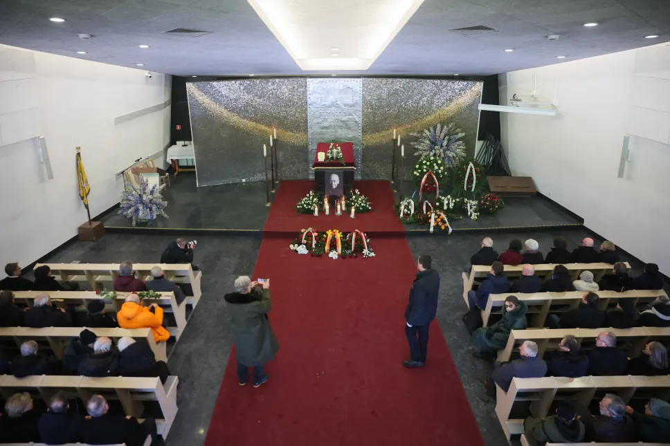 Uroczystości pogrzebowe historyka, naukowca, wykładowcy akademickiego i alpinisty, profesora nauk humanistycznych Andrzeja Paczkowskiego na Cmentarzu Wojskowym na Powązkach w Warszawie. Fot. PAP/Leszek Szymański