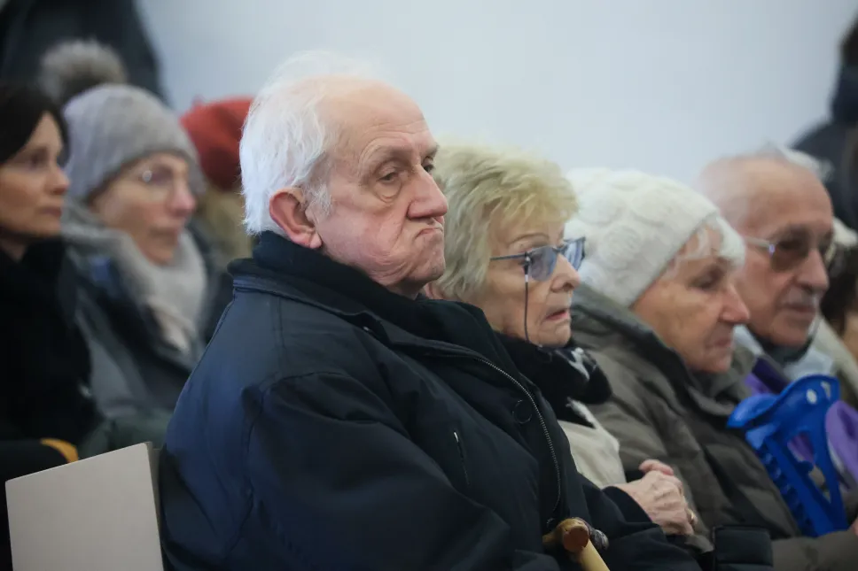 Uroczystości pogrzebowe historyka, naukowca, wykładowcy akademickiego i alpinisty, profesora nauk humanistycznych Andrzeja Paczkowskiego na Cmentarzu Wojskowym na Powązkach w Warszawie. Fot. PAP/Leszek Szymański