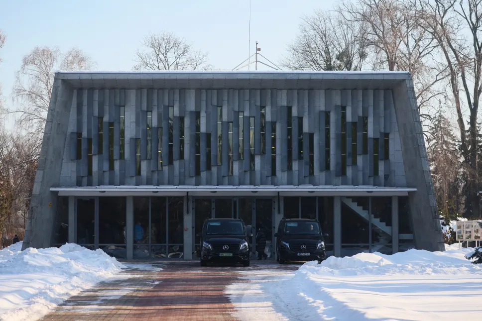 Uroczystości pogrzebowe historyka, naukowca, wykładowcy akademickiego i alpinisty, profesora nauk humanistycznych Andrzeja Paczkowskiego na Cmentarzu Wojskowym na Powązkach w Warszawie. Fot. PAP/Leszek Szymański