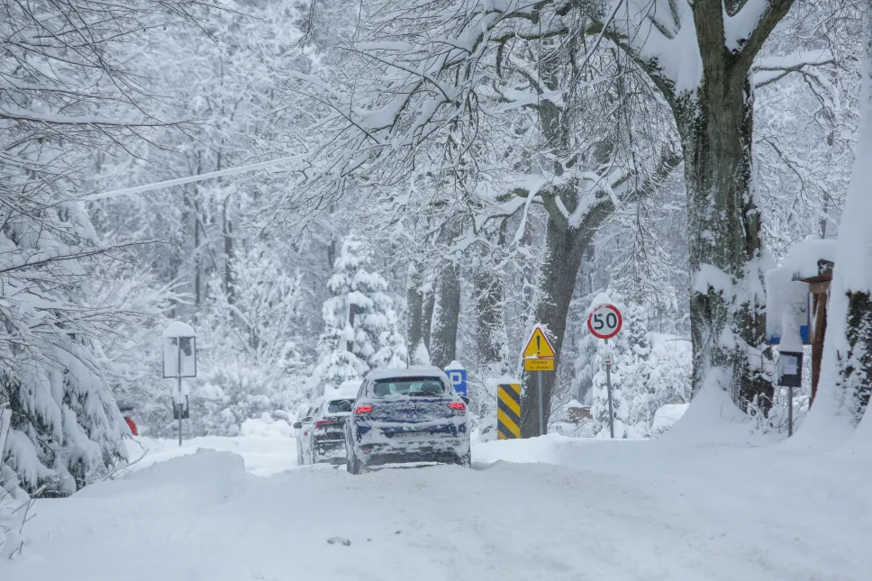 Zasypane drogi w woj. warmińsko-mazurskim Fot. PAP/Tomasz Waszczuk