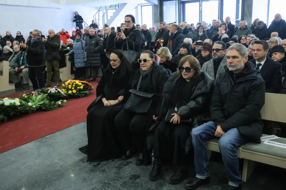 Rodzina, przyjaciele i fani pożegnali w środę na warszawskim Cmentarzu Powązkowskim Michała Urbaniaka. Fot. PAP/ Rafał Guz