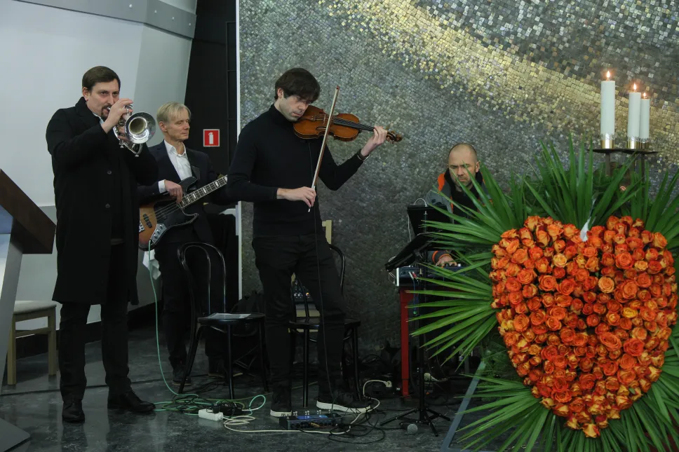 Rodzina, przyjaciele i fani pożegnali w środę na warszawskim Cmentarzu Powązkowskim Michała Urbaniaka. Fot. PAP/ Rafał Guz