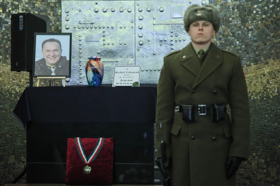 Rodzina, przyjaciele i fani pożegnali w środę na warszawskim Cmentarzu Powązkowskim Michała Urbaniaka. Fot. PAP/ Rafał Guz