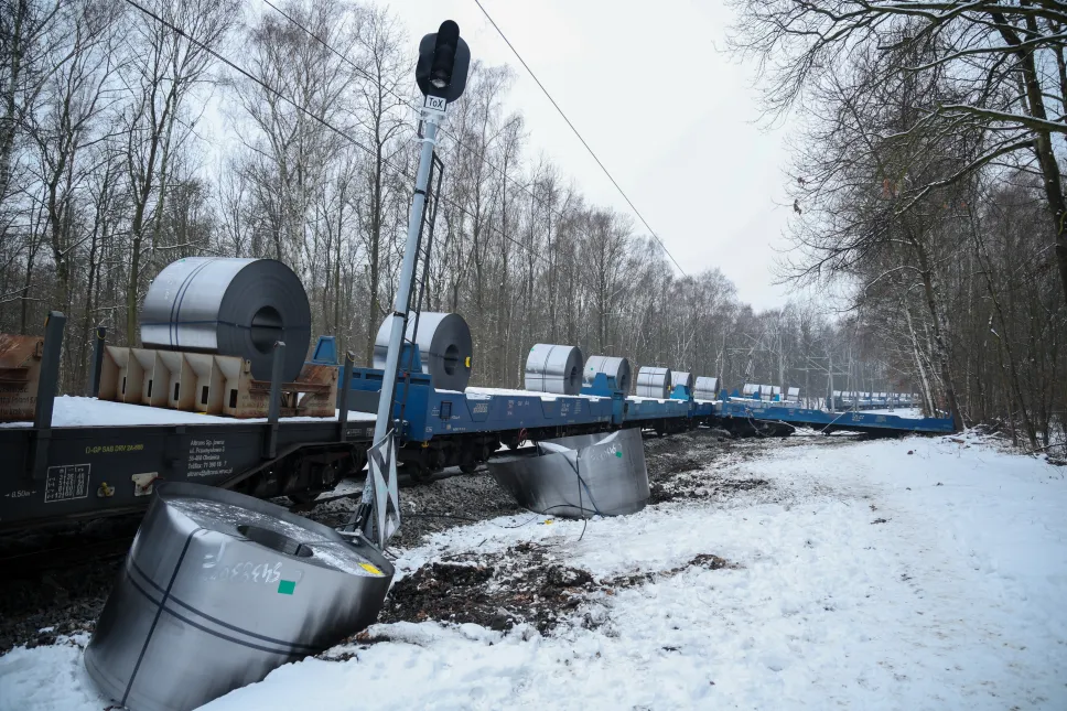 Miejsce wykolejenia wagonu pociągu towarowego. Fot. PAP/Art Service