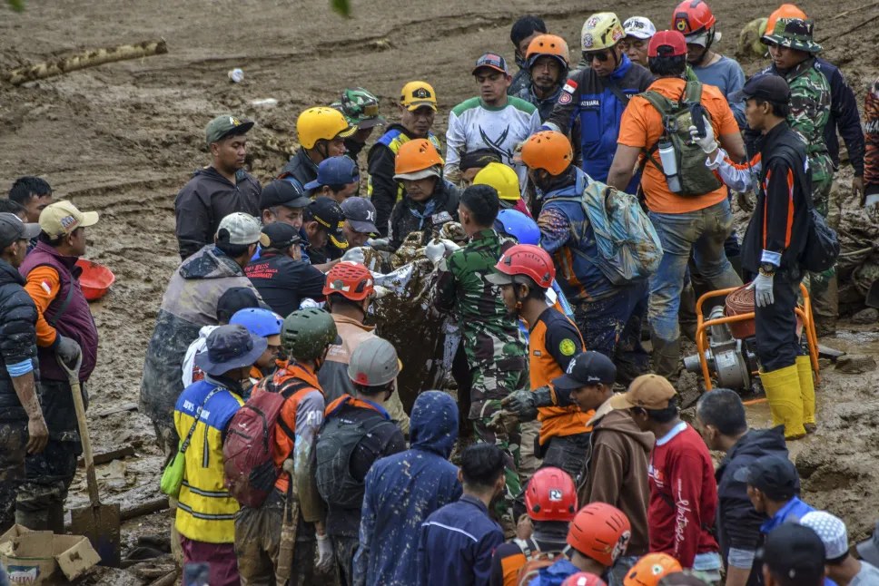 Ratownicy na miejscu osuwiska na wyspie Jawa. Fot. PAP/EPA/KHAIRIZAL MARIS