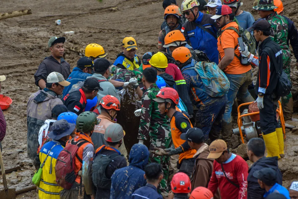Ratownicy na miejscu osuwiska na wyspie Jawa. Fot. PAP/EPA/KHAIRIZAL MARIS