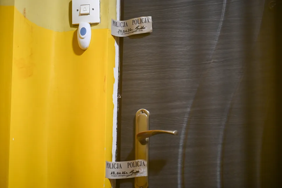Drzwi do mieszkania w Ustce, w którym doszło do zabójstwa, 44-letni funkcjonariusz SOP ranił nożem pięcioro członków swojej rodziny oraz siebie. W wyniku obrażeń zmarła 4-letnia dziewczynka. Fot. PAP/Piotr Kowala