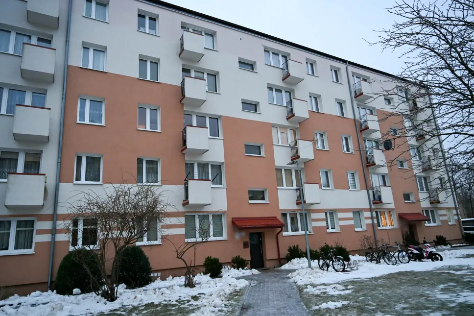 Budynek mieszkalny w Ustce, w którym doszło do zabójstwa, 44-letni funkcjonariusz SOP ranił nożem pięcioro członków swojej rodziny oraz siebie. W wyniku obrażeń zmarła 4-letnia dziewczynka. Fot. PAP/Piotr Kowala