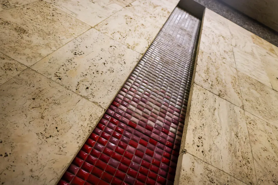 Zabytkowe mozaiki Wojciecha Fangora na dworcu Warszawa Śródmieście. Fot. PAP/Albert Zawada 