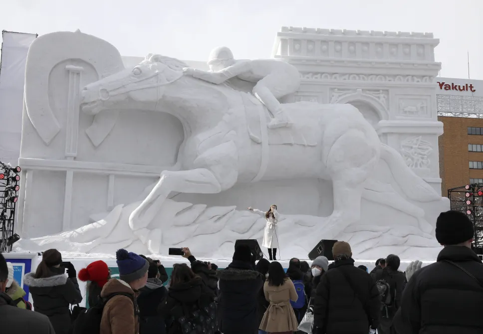 Festiwal śniegu w Sapporo. Fot. PAP/EPA/KIMIMASA MAYAMA