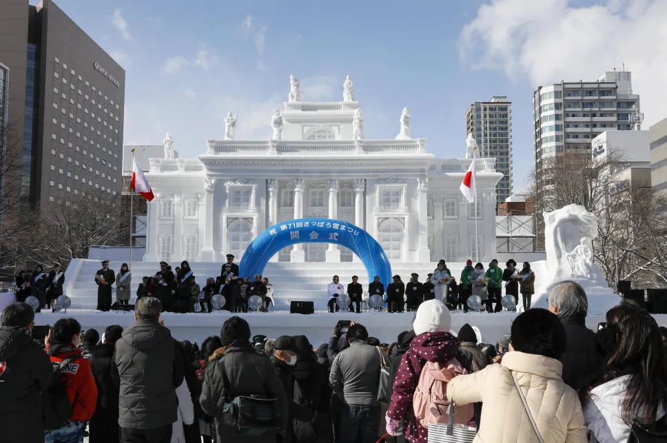 Festiwal śniegu w Sapporo. Fot. PAP/EPA/KIMIMASA MAYAMA