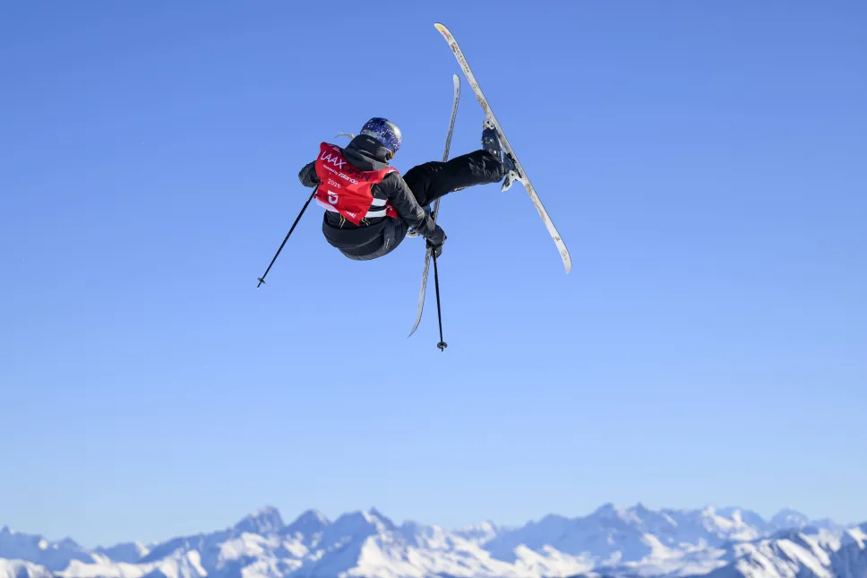 Ailing Eileen Gu. Fot. PAP/EPA/GIAN EHRENZELLER