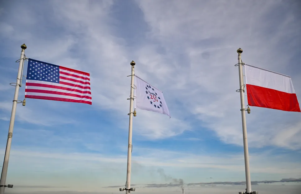 Uroczyste odsłonięcie na Kopcu Kościuszki w Krakowie, tablicy upamiętniającej 250. rocznicę proklamacji Deklaracji Niepodległości Stanów Zjednoczonych Ameryki. Fot. PAP/Art Service