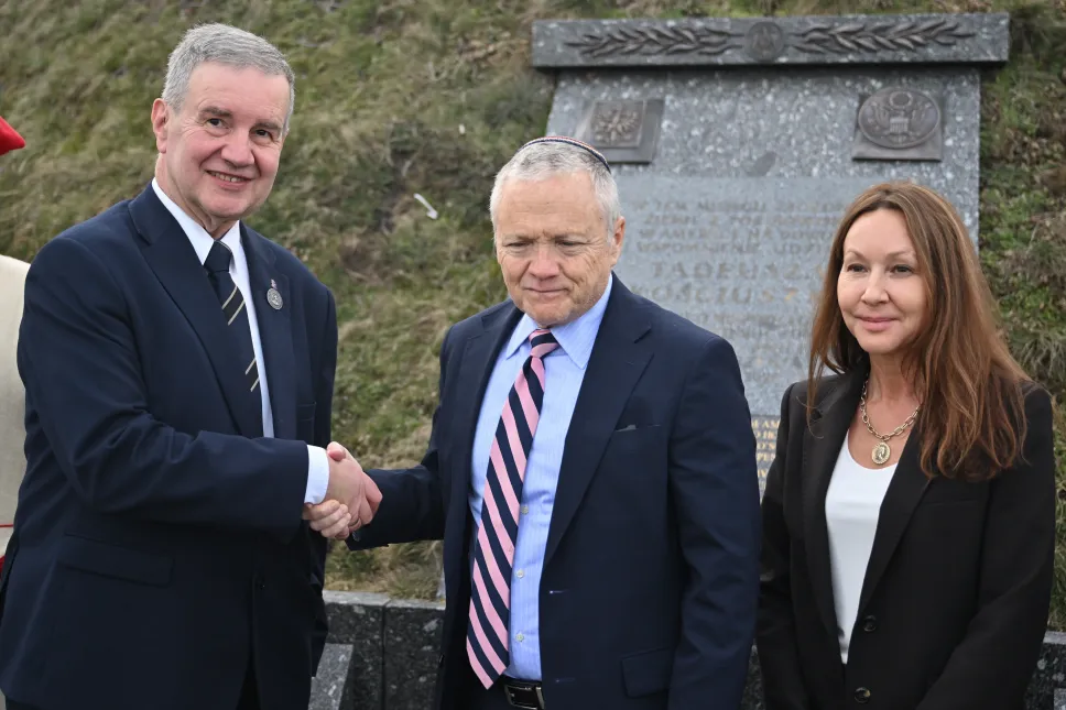 Ambasador Stanów Zjednoczonych w Polsce Thomas Rose (C) i prezes Komitetu Kopca Kościuszki Piotr Dobosz (L) podczas uroczystości odsłonięcia na Kopcu Kościuszki w Krakowie. Fot. PAP/Art Service
