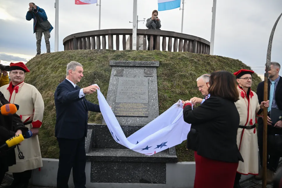 Ambasador Stanów Zjednoczonych w Polsce Thomas Rose (3L), konsul generalna Stanów Zjednoczonych w Krakowie Gretchen Cureton (4L) i prezes Komitetu Kopca Kościuszki Piotr Dobosz (2L) podczas uroczystości odsłonięcia na Kopcu Kościuszki w Krakowie. Fot. PAP/Art Service