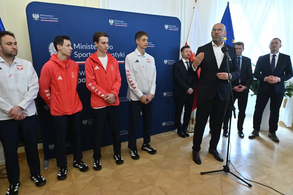 Od lewej: medaliści w skokach narciarskich Kacper Tomasiak i Paweł Wąsek, Władimir Semirunnij, srebrny medalista w łyżwiarstwie szybkim na 10 000m oraz Jakub Rutnicki, minister sportu i turystyki. Fot. PAP/Piotr Nowak
