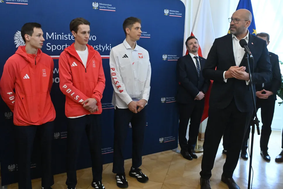 Od lewej: medaliści w skokach narciarskich Kacper Tomasiak i Paweł Wąsek, Władimir Semirunnij, srebrny medalista w łyżwiarstwie szybkim na 10 000m oraz Jakub Rutnicki, minister sportu i turystyki. Fot. PAP/Piotr Nowak
