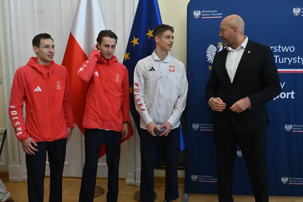 Od lewej: medaliści w skokach narciarskich Kacper Tomasiak i Paweł Wąsek, Władimir Semirunnij, srebrny medalista w łyżwiarstwie szybkim na 10 000m oraz Jakub Rutnicki, minister sportu i turystyki. Fot. PAP/Piotr Nowak