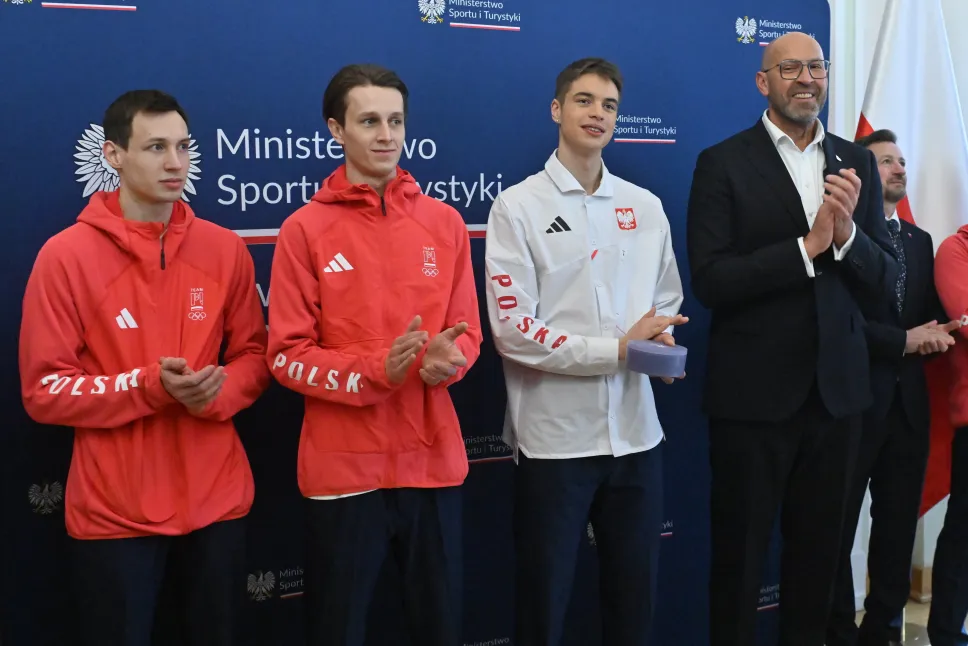 Od lewej: medaliści w skokach narciarskich Kacper Tomasiak i Paweł Wąsek, Władimir Semirunnij, srebrny medalista w łyżwiarstwie szybkim na 10 000m oraz Jakub Rutnicki, minister sportu i turystyki. Fot. PAP/Piotr Nowak