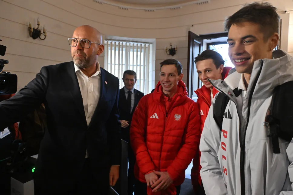 Od lewej: Jakub Rutnicki, minister sportu i turystyki i medaliści w skokach narciarskich Kacper Tomasiak i Paweł Wąsek i Władimir Semirunnij, srebrny medalista w łyżwiarstwie szybkim na 10 000m. Fot. PAP/Piotr Nowak