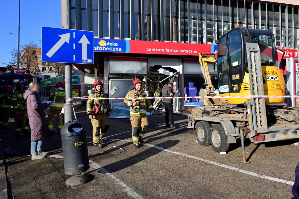 Miejsce wypadku z udziałem koparki u zbiegu ul. Rayskiego z Aleją Wyzwolenia w Szczecinie. Fot. PAP/Marcin Bielecki