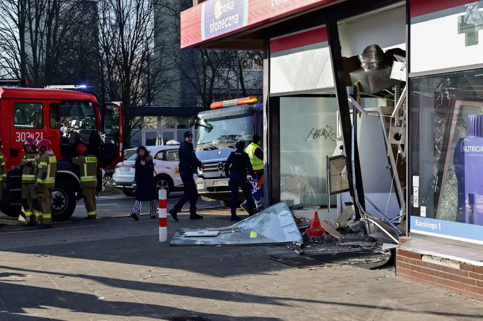 Miejsce wypadku z udziałem koparki u zbiegu ul. Rayskiego z Aleją Wyzwolenia w Szczecinie. Fot. PAP/Marcin Bielecki