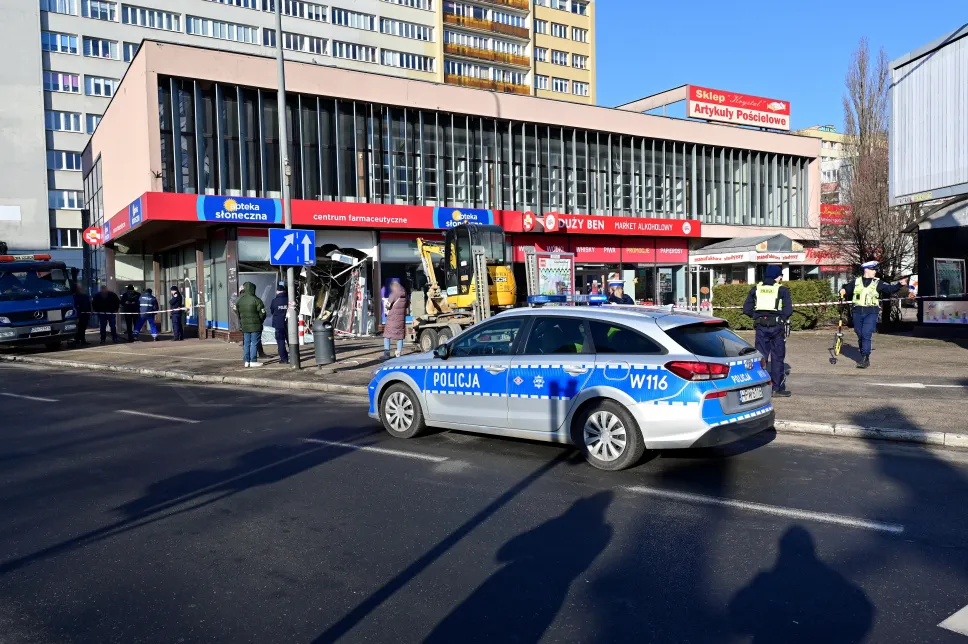 Miejsce wypadku z udziałem koparki u zbiegu ul. Rayskiego z Aleją Wyzwolenia w Szczecinie. Fot. PAP/Marcin Bielecki