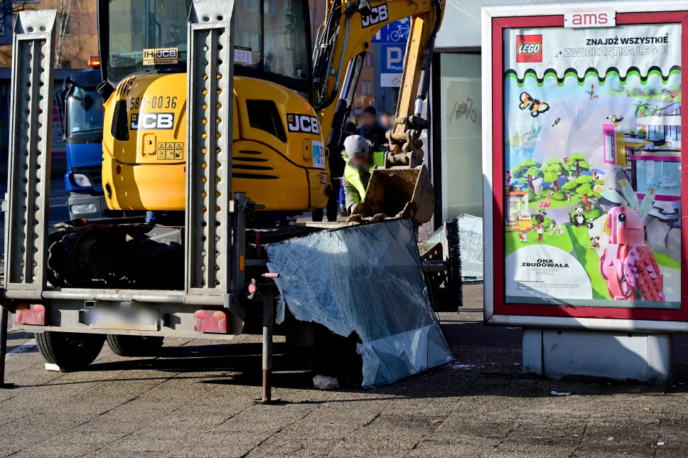 Miejsce wypadku z udziałem koparki u zbiegu ul. Rayskiego z Aleją Wyzwolenia w Szczecinie. Fot. PAP/Marcin Bielecki