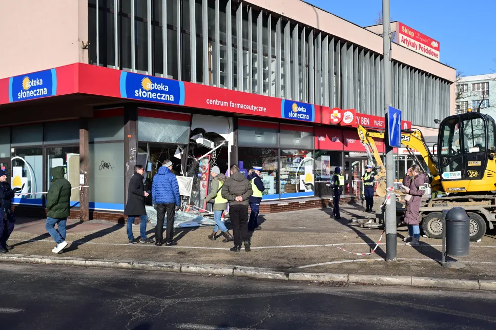 Miejsce wypadku z udziałem koparki u zbiegu ul. Rayskiego z Aleją Wyzwolenia w Szczecinie. Fot. PAP/Marcin Bielecki
