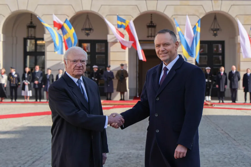  Prezydent RP Karol Nawrocki podczas ceremonii powitania króla Szwecji Karola XVI Gustawa Fot. PAP/Paweł Supernak