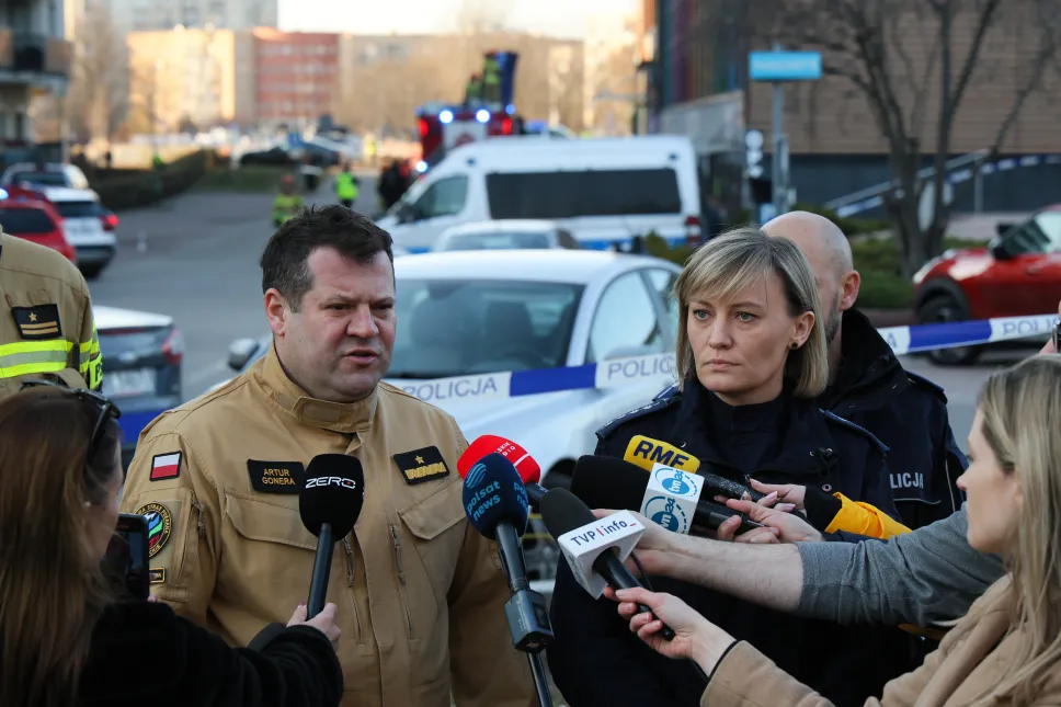 Mazowiecki Komendant Wojewódzki PSP nadbryg. Artur Gonera (L) i oficer prasowa Komendanta Rejonowego Policji Warszawa II asp. szt. Marta Haberska (P) podczas wypowiedzi dla mediów na miejscu pożaru na warszawskim Ursynowie Fot. PAP/Paweł Supernak
