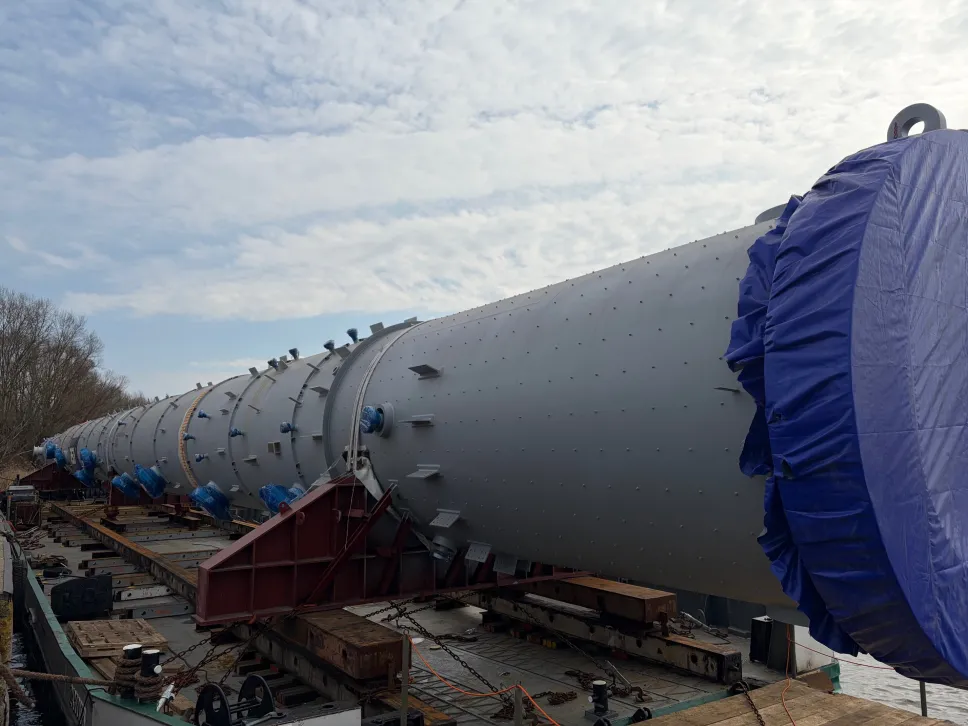 Wisłą przypłynęły na barkach dwie gigantyczne kolumny dla Orlenu. Fot. Orlen