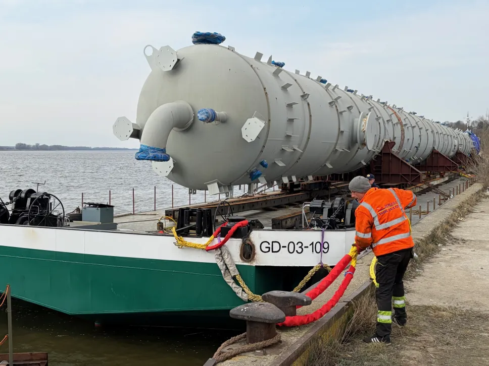 Wisłą przypłynęły na barkach dwie gigantyczne kolumny dla Orlenu. Fot. Orlen