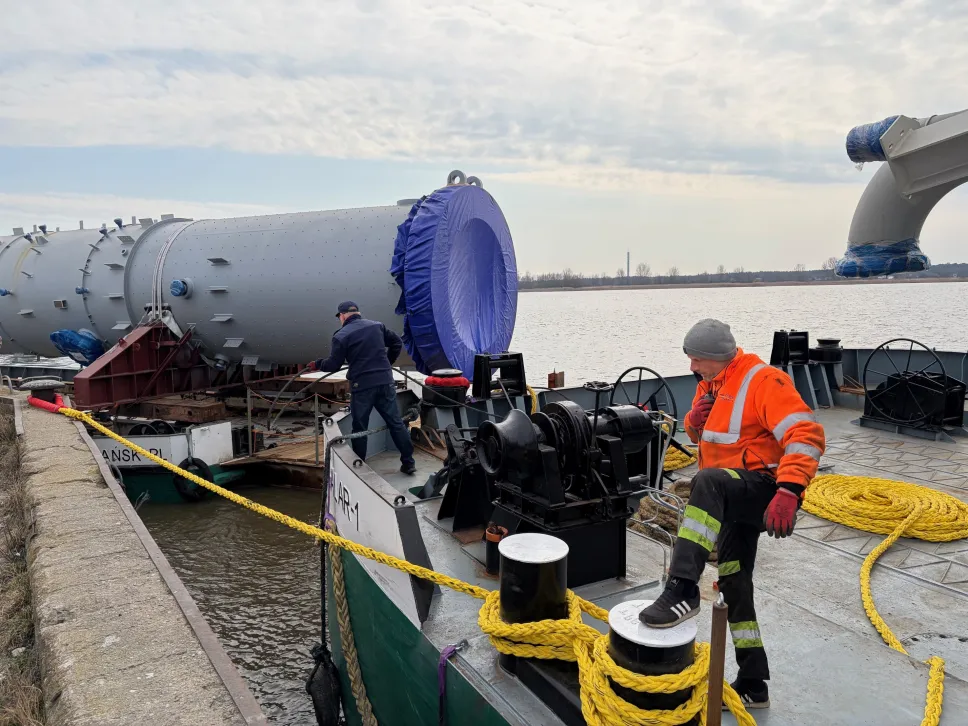 Wisłą przypłynęły na barkach dwie gigantyczne kolumny dla Orlenu. Fot. Orlen