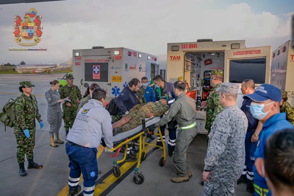 Ranni w katastrofie trafili pod opiekę służb medycznych Fot. PAP/EPA/Colombian Military Forces (FFMM) / HANDOUT