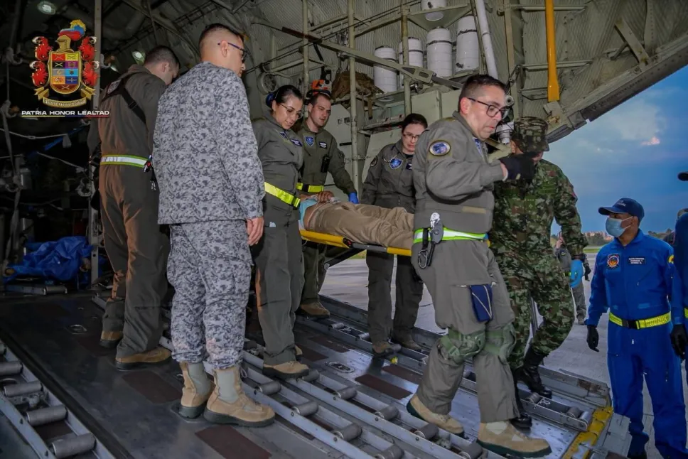 Ranni w katastrofie trafili pod opiekę służb medycznych Fot. PAP/EPA/Colombian Military Forces (FFMM) / HANDOUT