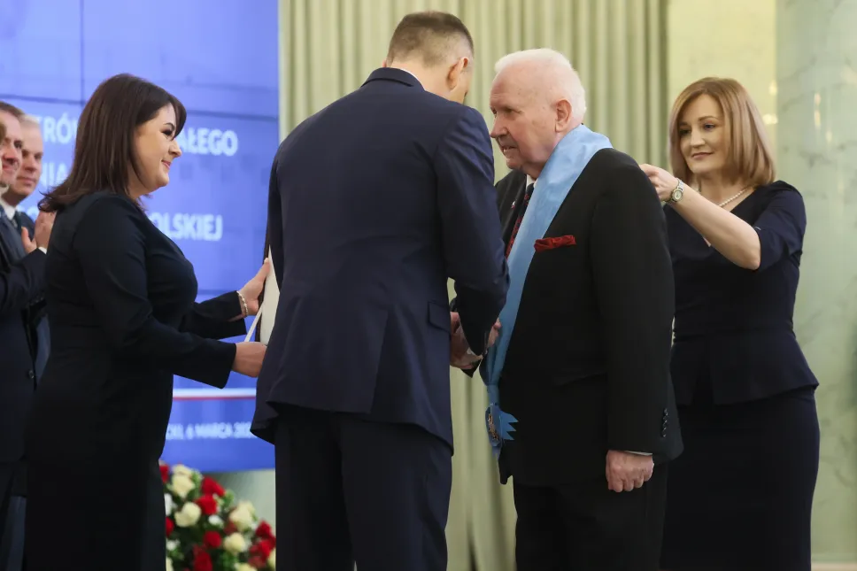 Prezydent RP Karol Nawrocki oraz odznaczony Orderem Orła Białego działacz opozycji w okresie PRL, były poseł Czesław Nowak. Fot. PAP/Leszek Szymański