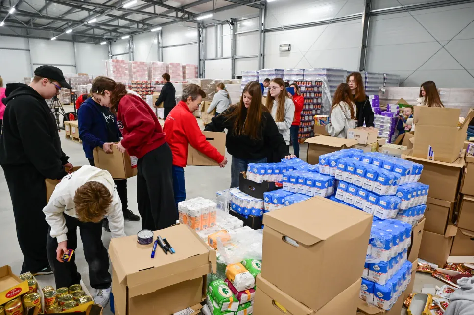 Pakowanie paczek z darami w ramach akcji Paczka dla Rodaka i Bohatera na Kresach – Wielkanoc 2026, w siedzibie Banku Żywności im. Jacka Kuronia w Szczecinie. Fot.  PAP/Marcin Bielecki