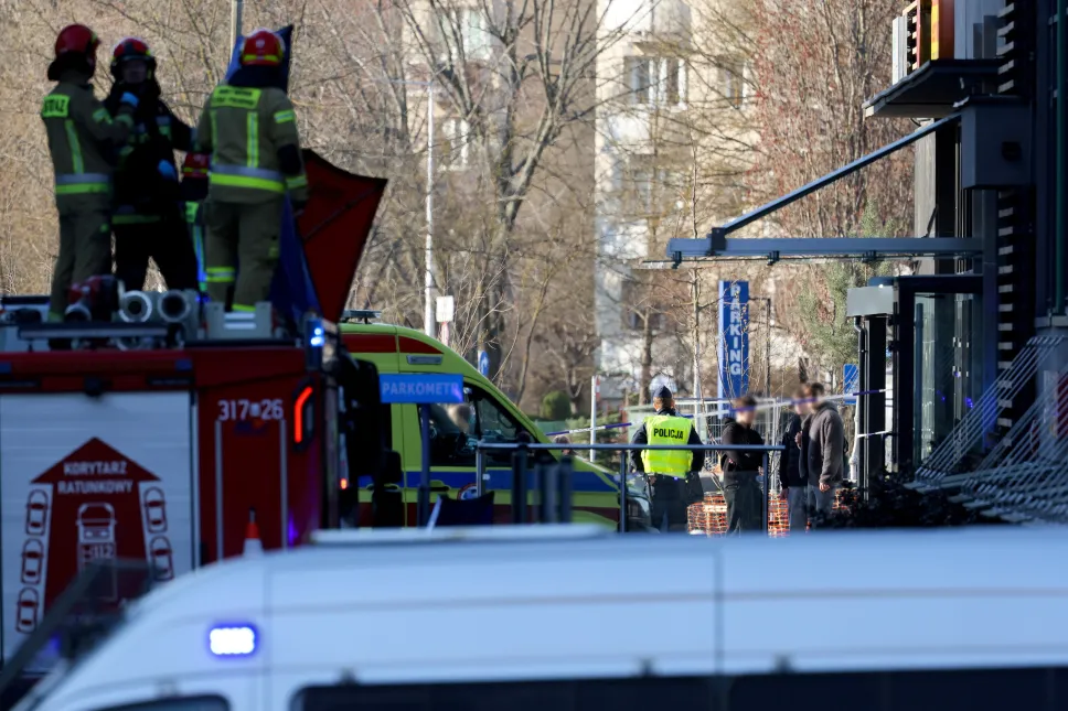 Służby pracują na miejscu pożaru na warszawskim Ursynowie. Fot. PAP/Paweł Supernak