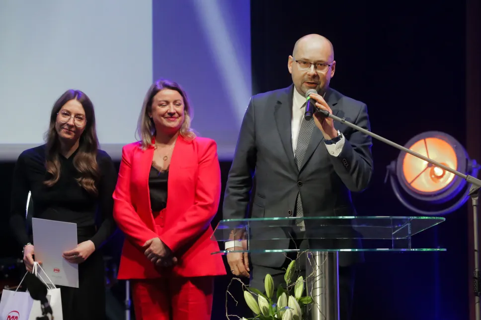 Prezes Polskiej Agencji Prasowej Marek Błoński, dyrektor TVP 3 Olsztyn Magdalena Golińska-Konecko i laureatka Małgorzata Rukszan podczas gali II edycji konkursu Skrzydła Warmii i Mazur. Fot. PAP/Tomasz Waszczuk