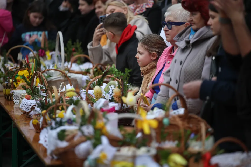Święcenie pokarmów przed Bazyliką Mariacką na Rynku Głównym w Krakowie Fot. PAP/Łukasz Gągulski