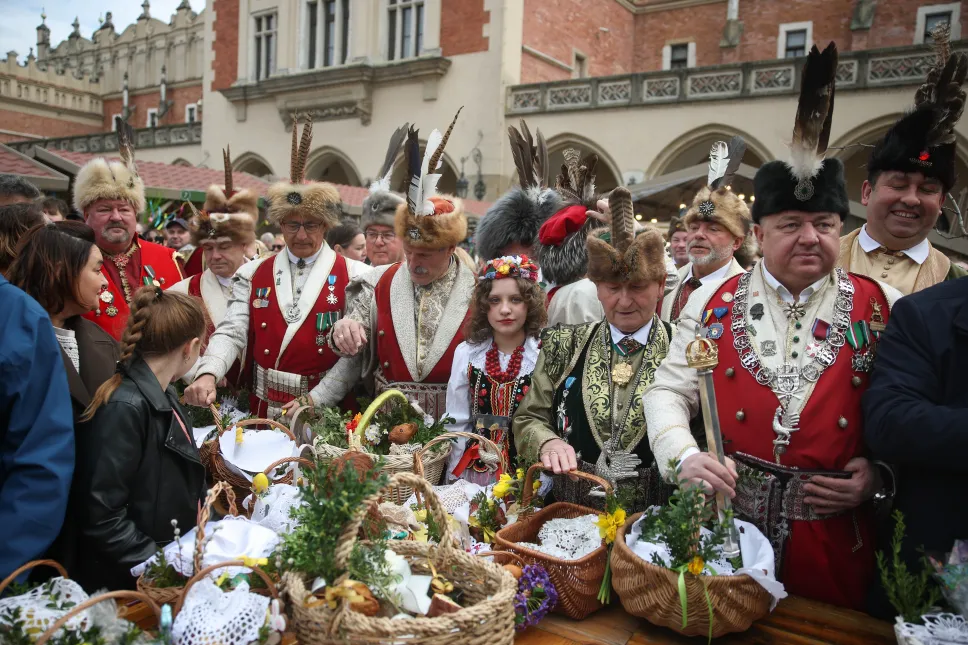 Święcenie pokarmów przed Bazyliką Mariacką na Rynku Głównym w Krakowie Fot. PAP/Łukasz Gągulski