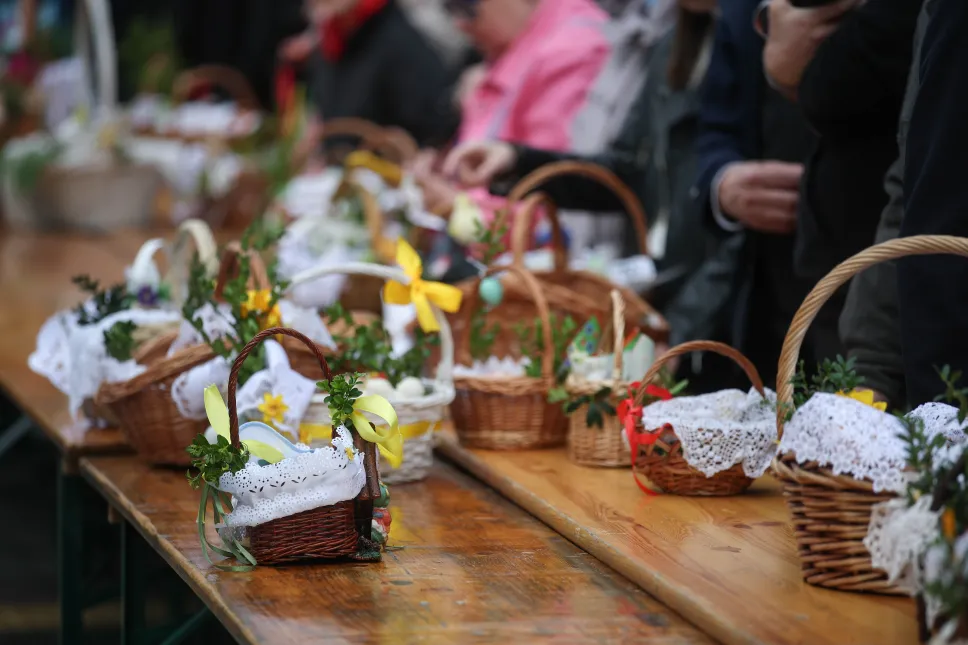 Święcenie pokarmów przed Bazyliką Mariacką na Rynku Głównym w Krakowie Fot. PAP/Łukasz Gągulski