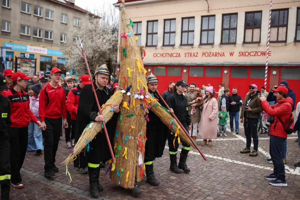 Pochód z Judoszem na ulicach Skoczowa. Fot. PAP/Jarek Praszkiewicz