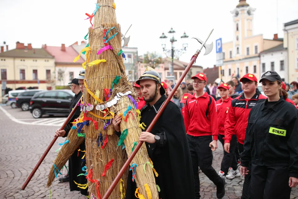 Pochód z Judoszem na ulicach Skoczowa. Fot. PAP/Jarek Praszkiewicz