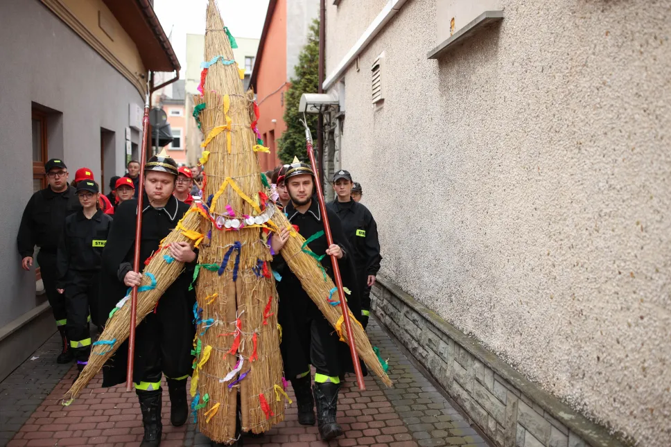 Pochód z Judoszem na ulicach Skoczowa. Fot. PAP/Jarek Praszkiewicz