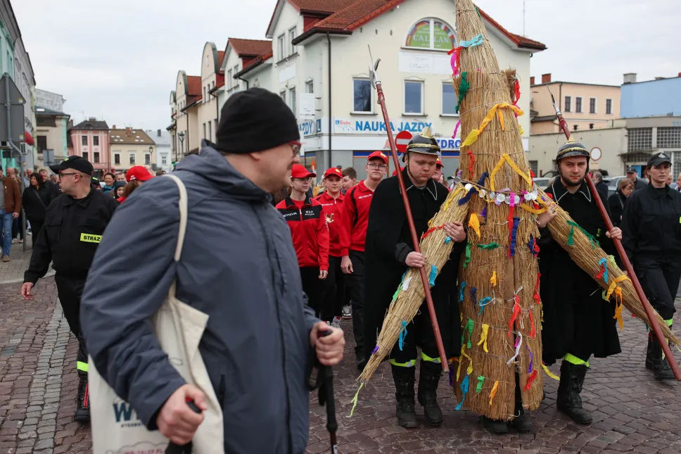 Pochód z Judoszem na ulicach Skoczowa. Fot. PAP/Jarek Praszkiewicz