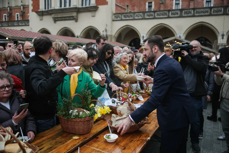 Prezydent Krakowa Aleksander Miszalski podczas święcenia pokarmów przed Bazyliką Mariacką na Rynku Głównym w Krakowie Fot. PAP/Łukasz Gągulski